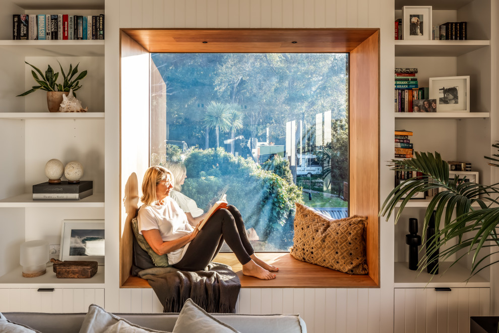 Foto di un soggiorno costiero di medie dimensioni e aperto con pareti bianche, stufa a legna, TV autoportante e soffitto ribassato