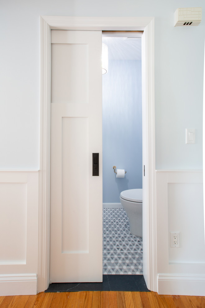 Imagen de cuarto de baño único y flotante tradicional renovado pequeño con suelo con mosaicos de baldosas, aseo y ducha, encimera de cuarzo compacto y encimeras turquesas