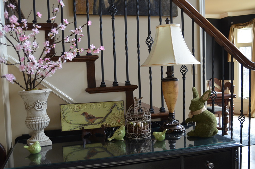 Example of a transitional home design design in Detroit