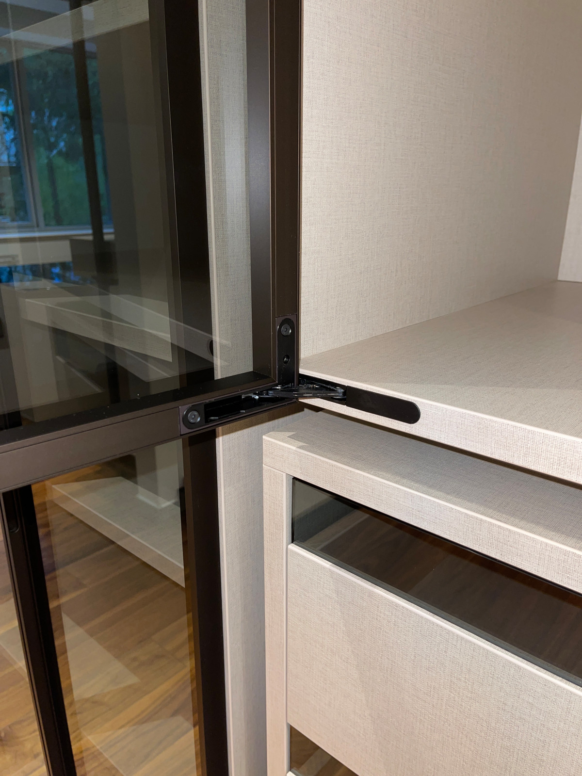 Распашной шкаф с системой RPE raumplus и Гардеробная система UNO raumplus