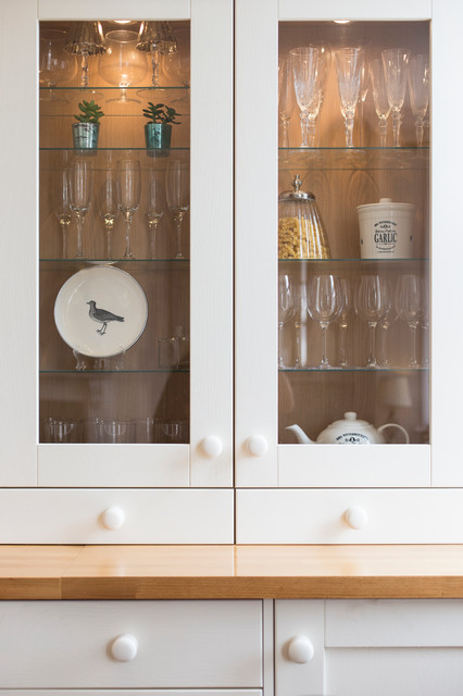 Glass front kitchen dresser klassisk-koekken