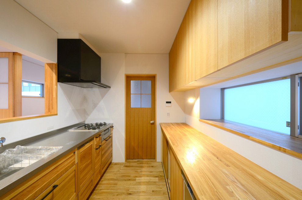На фото: открытая гостиная комната в стиле модернизм с белыми стенами, паркетным полом среднего тона, телевизором на стене, потолком с обоями и обоями на стенах без камина