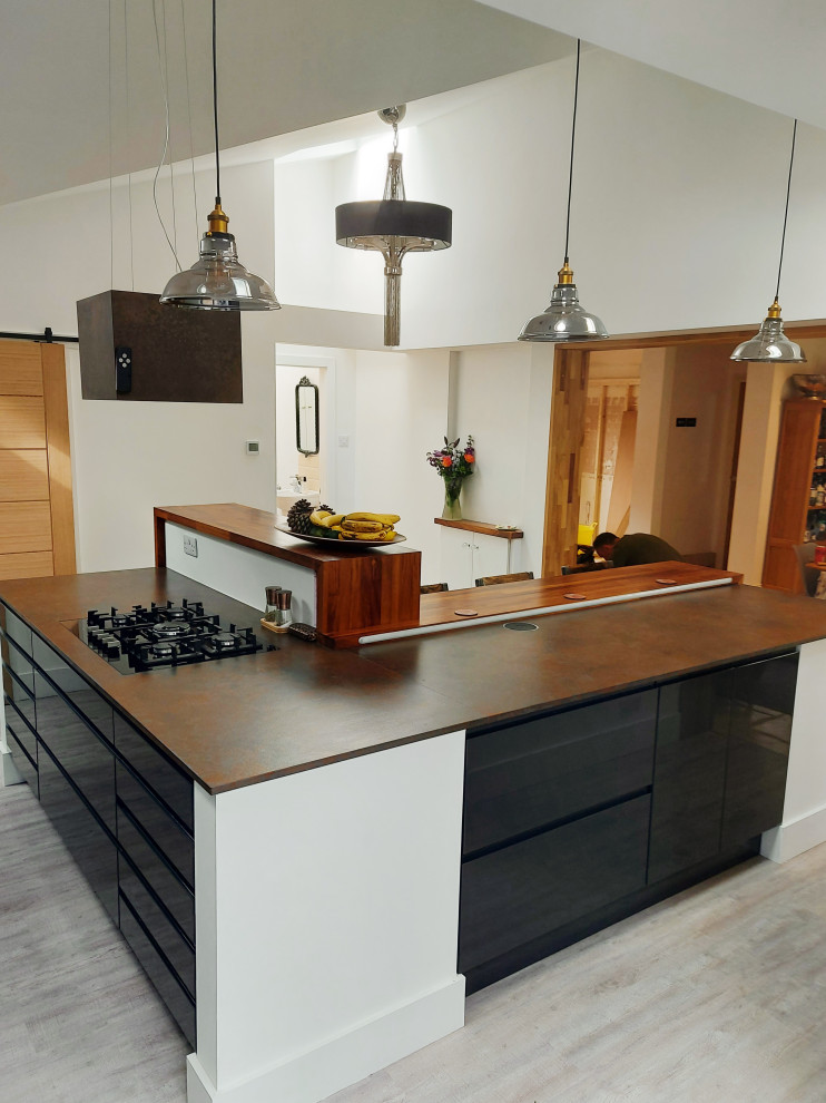 Idéer för ett modernt kök, med bänkskiva i kvartsit och en halv köksö