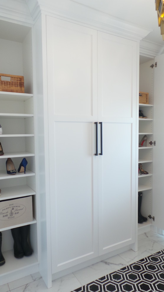 Entryway - transitional entryway idea in Toronto