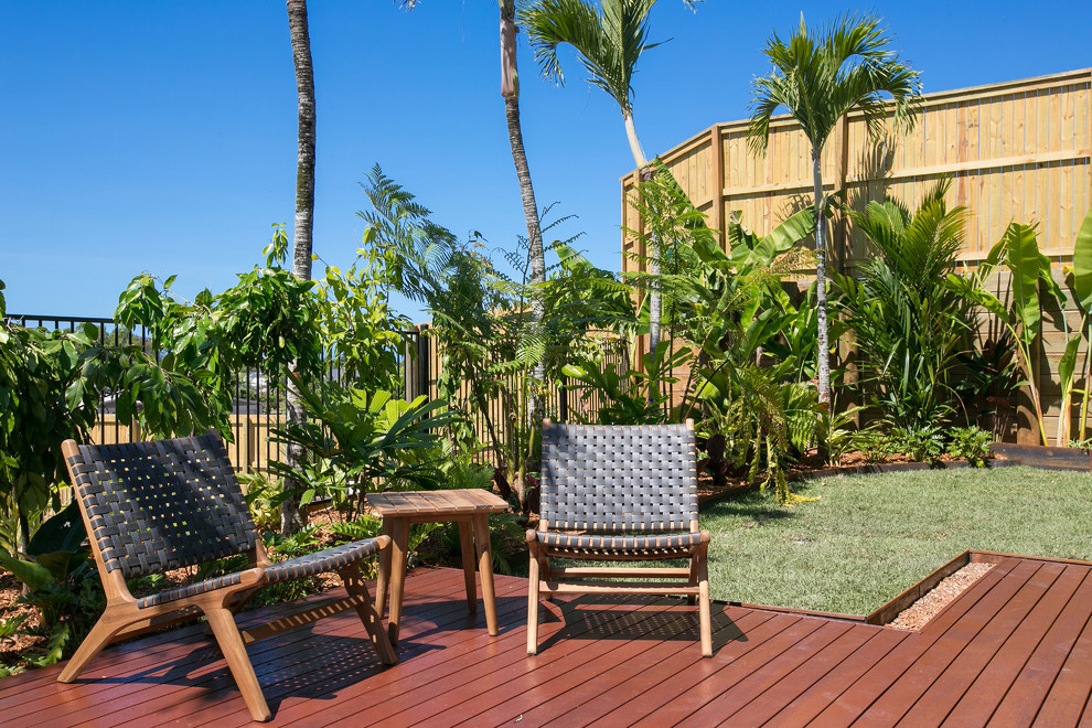 This is an example of a contemporary deck in Cairns.