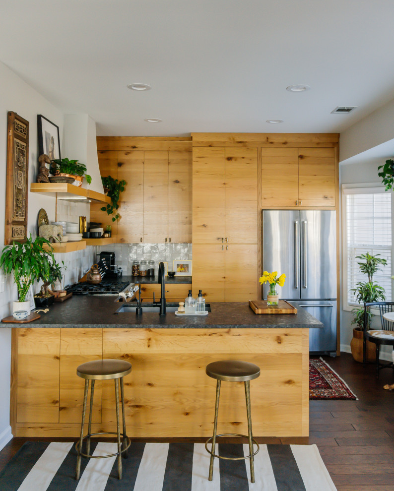 Offene, Kleine Eklektische Küche in U-Form mit flächenbündigen Schrankfronten, hellbraunen Holzschränken und Halbinsel in Atlanta