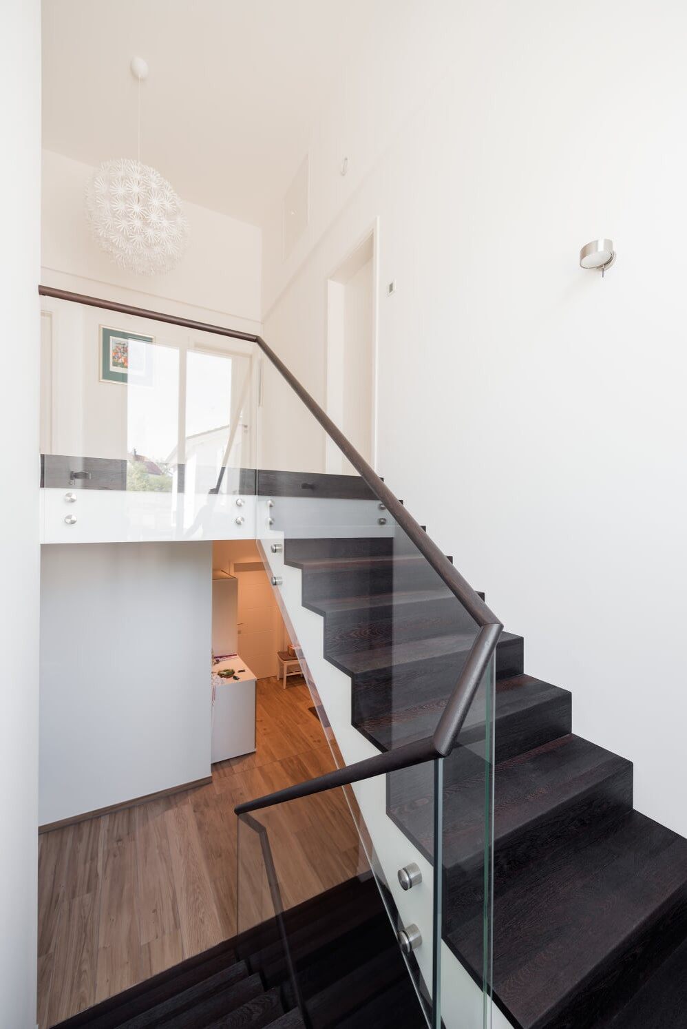 Лестница венге со стеклянной балюстрадой и деревянными перилами