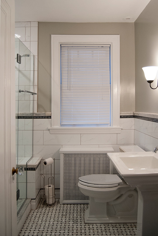 На фото: большая главная ванная комната в современном стиле с белыми фасадами, открытым душем, белой плиткой, керамогранитной плиткой, бежевыми стенами, мраморным полом, раковиной с пьедесталом, разноцветным полом, душем с распашными дверями, белой столешницей, тумбой под одну раковину, напольной тумбой и панелями на стенах с