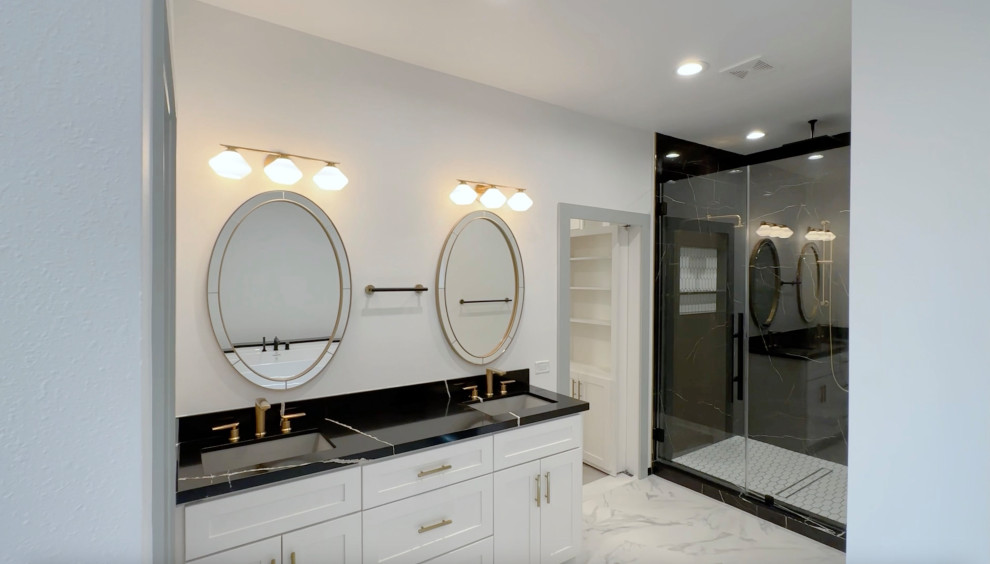 Свежая идея для дизайна: ванная комната в стиле модернизм с фасадами в стиле шейкер, белыми фасадами, плиткой из листового камня, столешницей из искусственного кварца, разноцветной столешницей и тумбой под две раковины - отличное фото интерьера