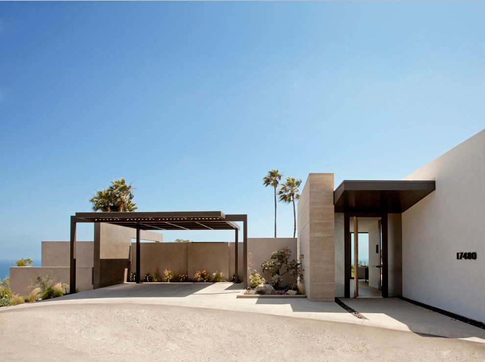 Inspiration for a modern one-storey exterior in Los Angeles.