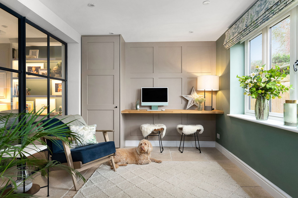 Idéer för ett mellanstort modernt arbetsrum, med gröna väggar, heltäckningsmatta, ett inbyggt skrivbord och beiget golv