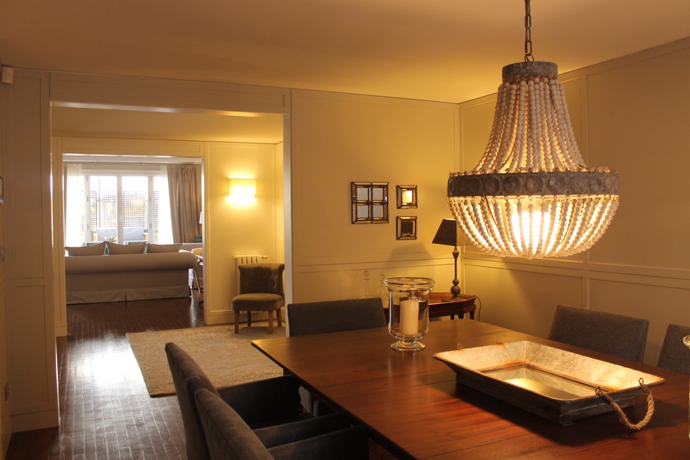 Modelo de comedor tradicional renovado de tamaño medio cerrado sin chimenea