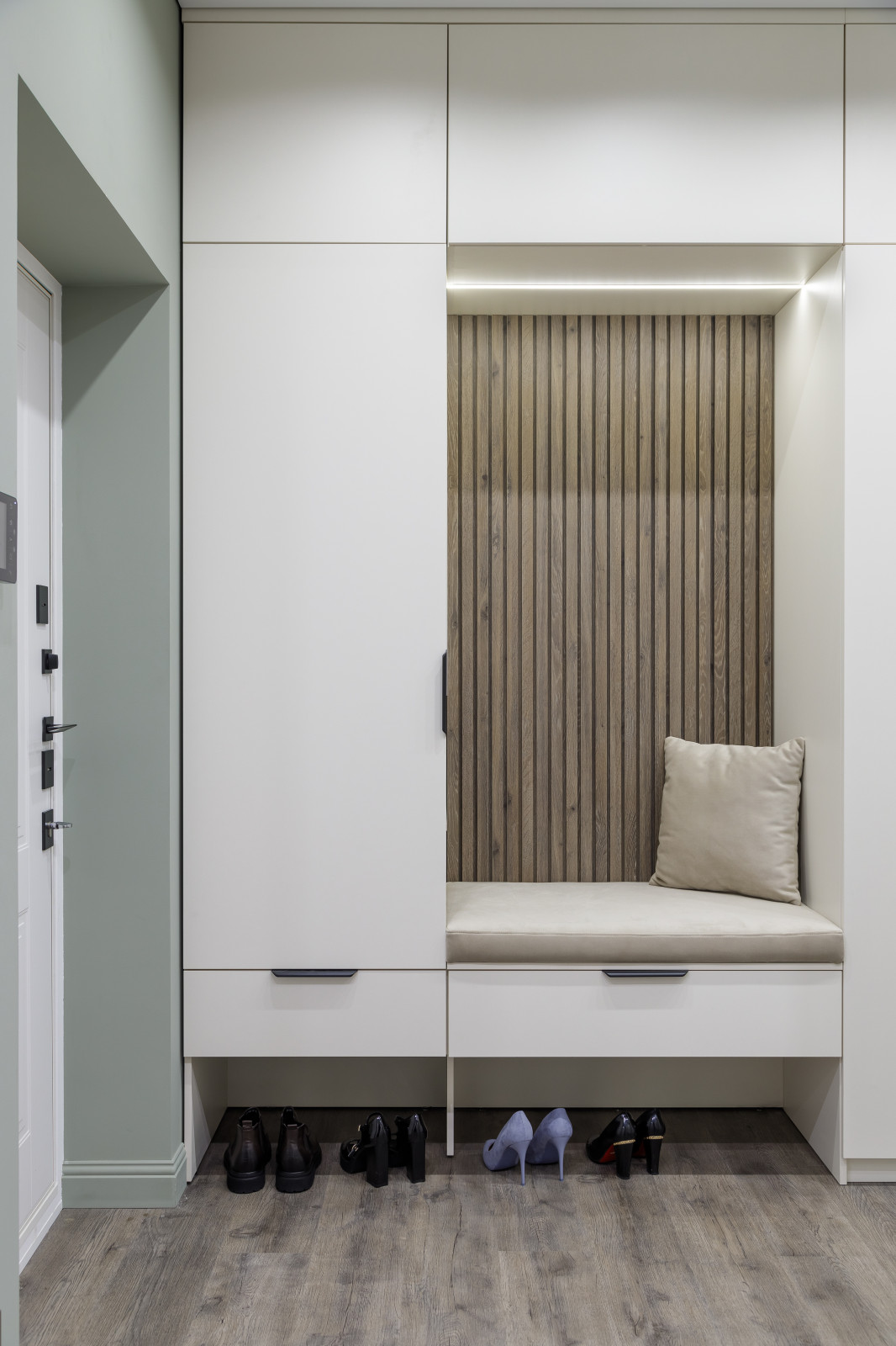 Интерьер квартиры в Приморском районе Санкт-Петербурга с видом на Лахта Центр