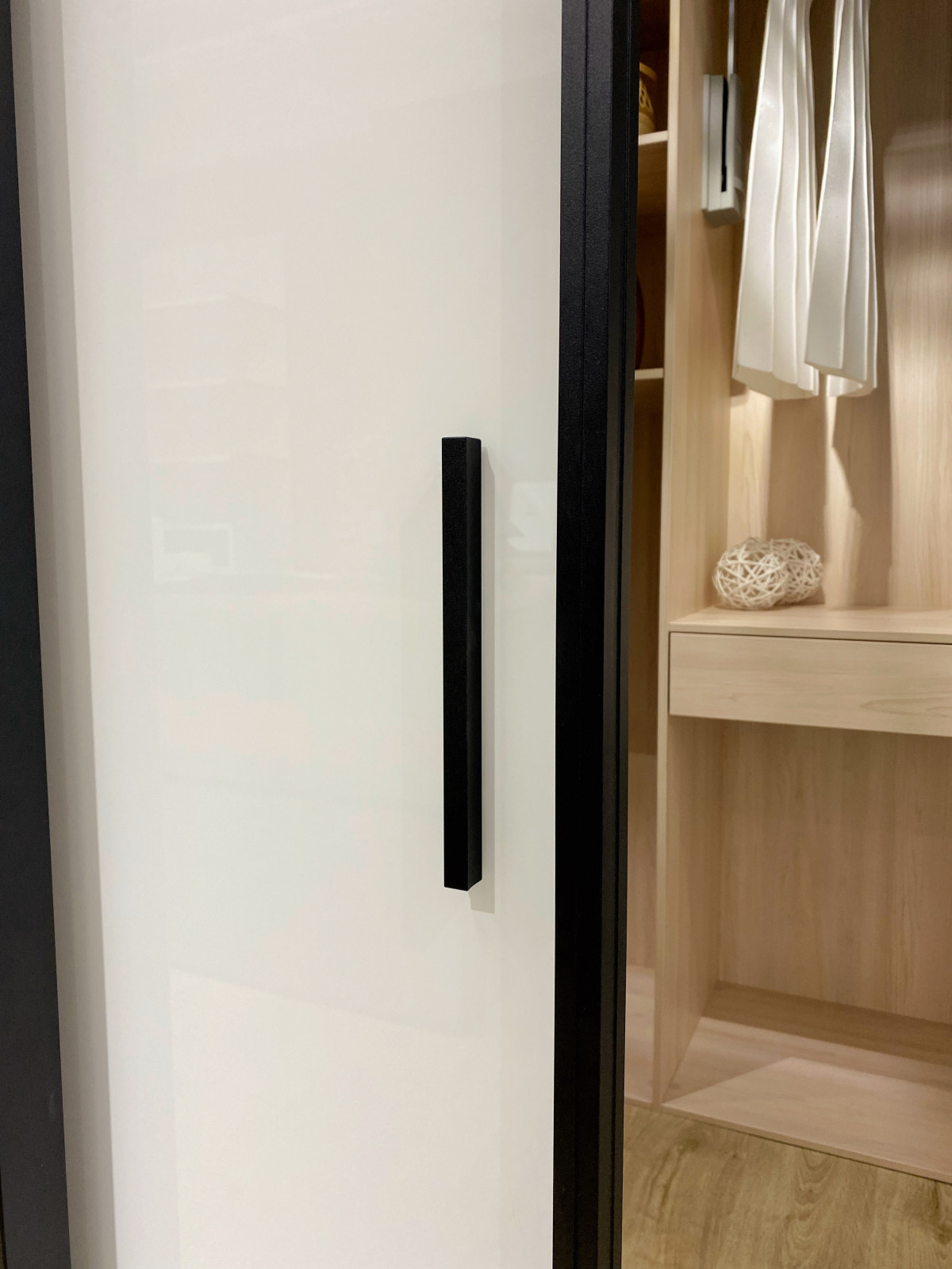 Стационарная перегородка в профиле S1600 raumplus со SMART стеклом