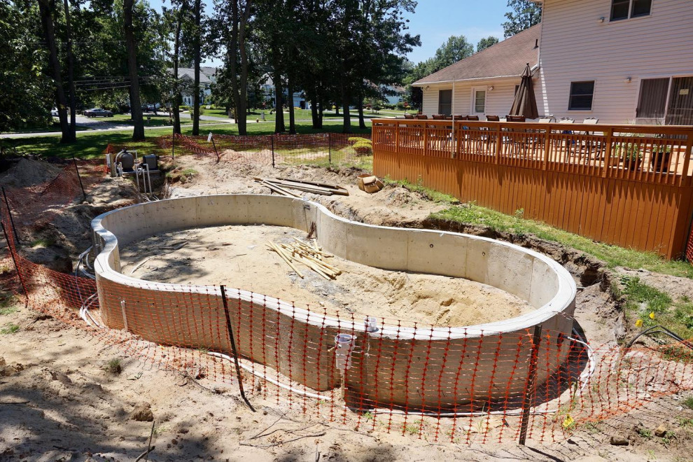 Manalapan, NJ: Private Pool Patio & Retaining Wall