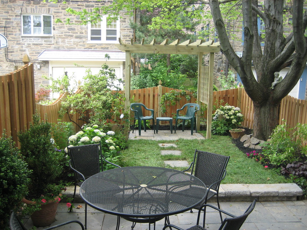 Photo of a mid-sized traditional backyard garden in Philadelphia.