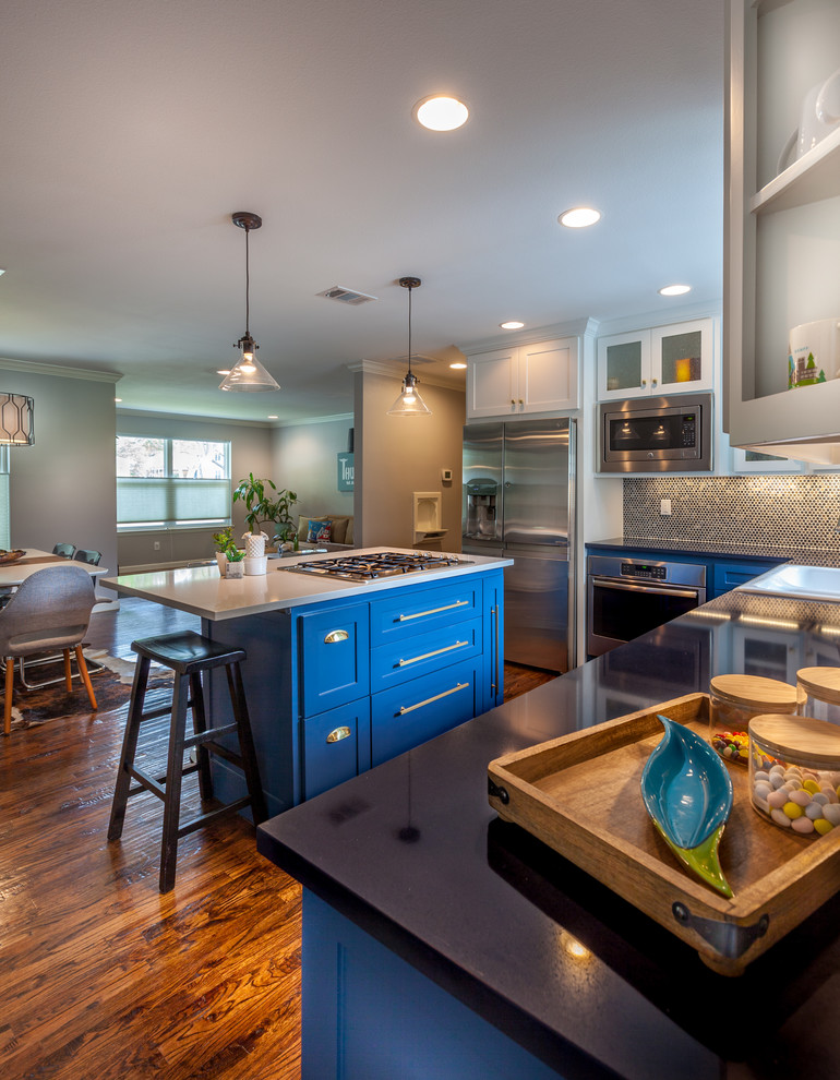 Design ideas for a mid-sized contemporary eat-in kitchen in Dallas with a farmhouse sink, shaker cabinets, blue cabinets, stainless steel appliances, medium hardwood floors and with island.