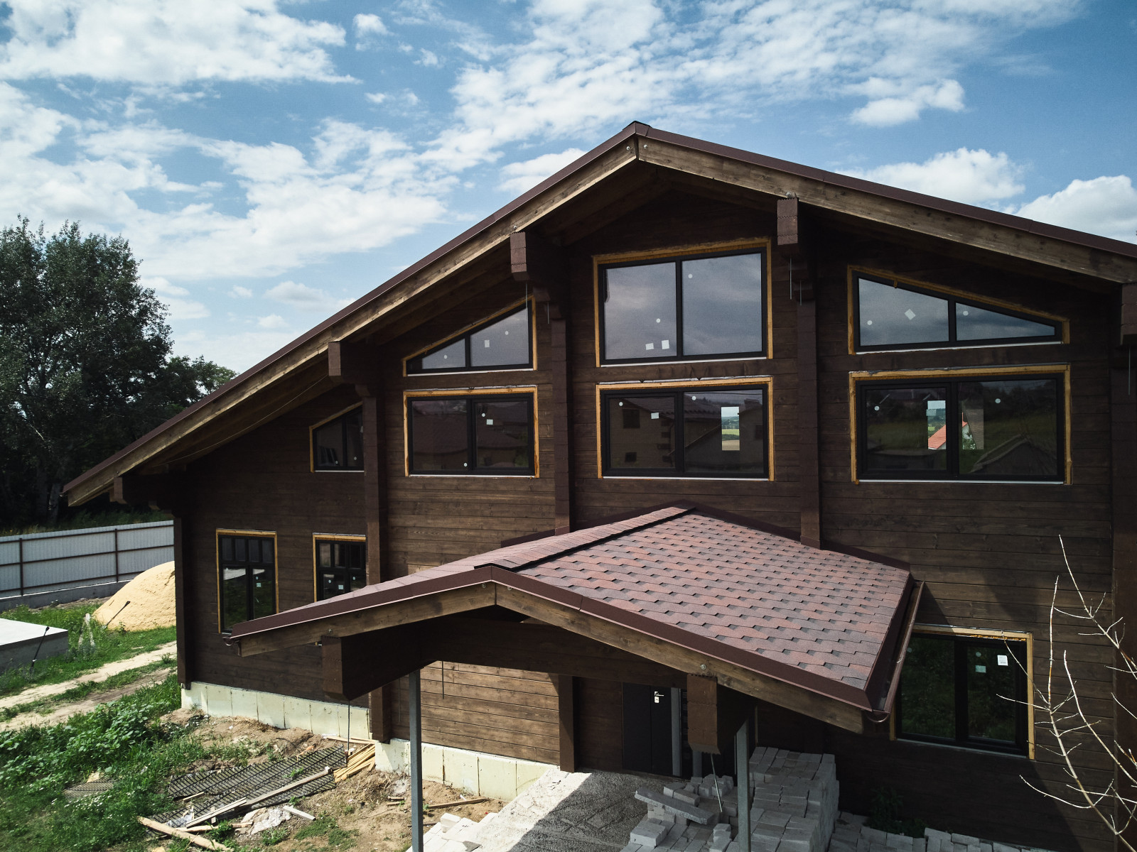 Кровля и мансардные окна: замер и расчёт, поставка и монтаж материалов.