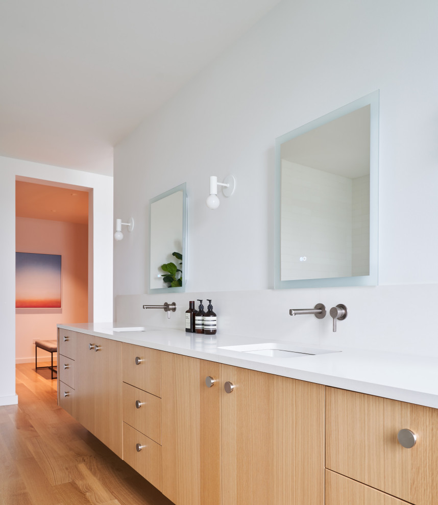 Réalisation d'une salle de bain principale minimaliste en bois brun de taille moyenne avec un placard à porte plane, un mur blanc, un sol en bois brun, un lavabo encastré, un plan de toilette en quartz modifié, un plan de toilette blanc, meuble double vasque et meuble-lavabo suspendu.