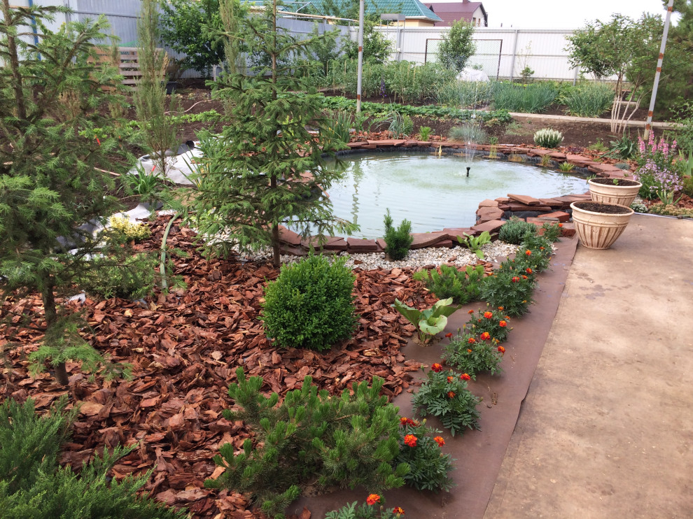 Садовый пруд с мостиком