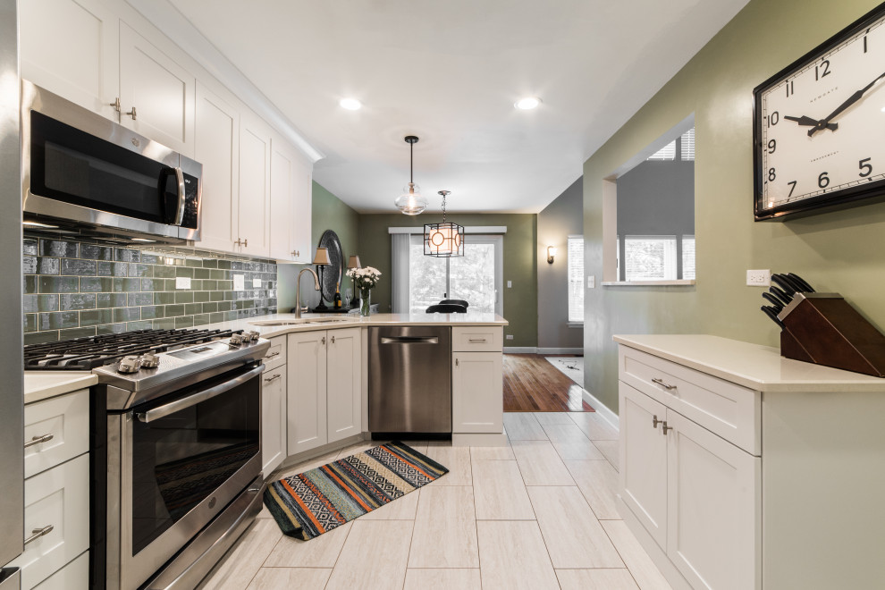 Kitchen - transitional kitchen idea in Chicago