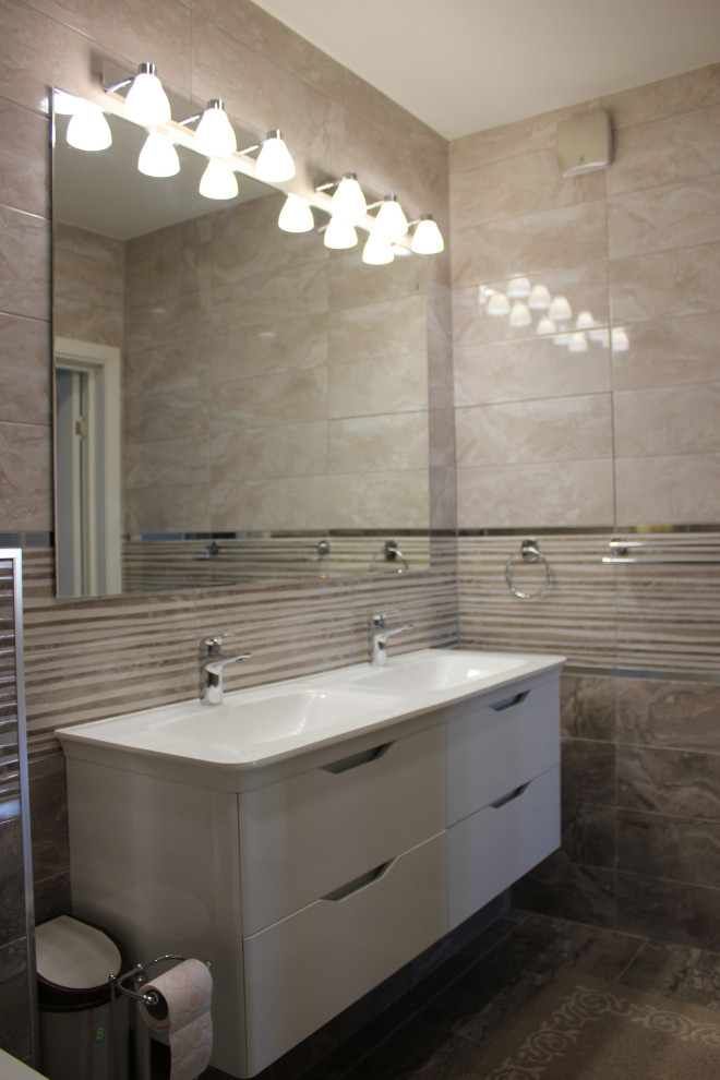 ванная с двумя раковинами