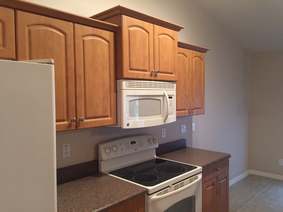 Transitional kitchen photo in Orlando