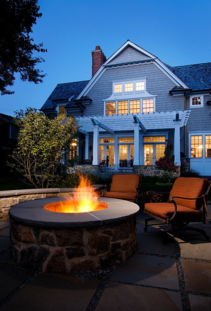 Transitional home design photo in Chicago