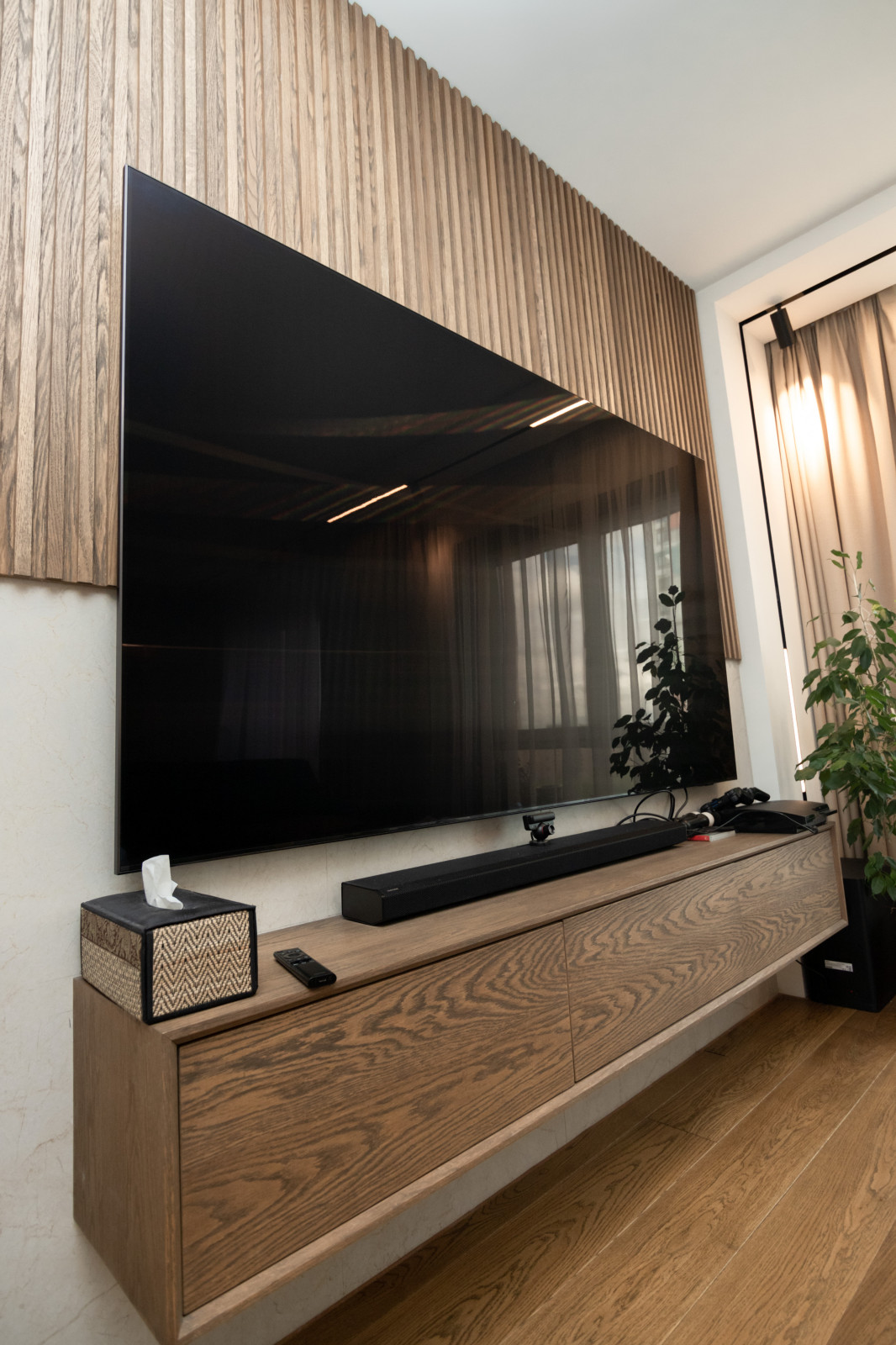 Современная кухня-гостиная с необычной барной стойкой и ТВ-зоной