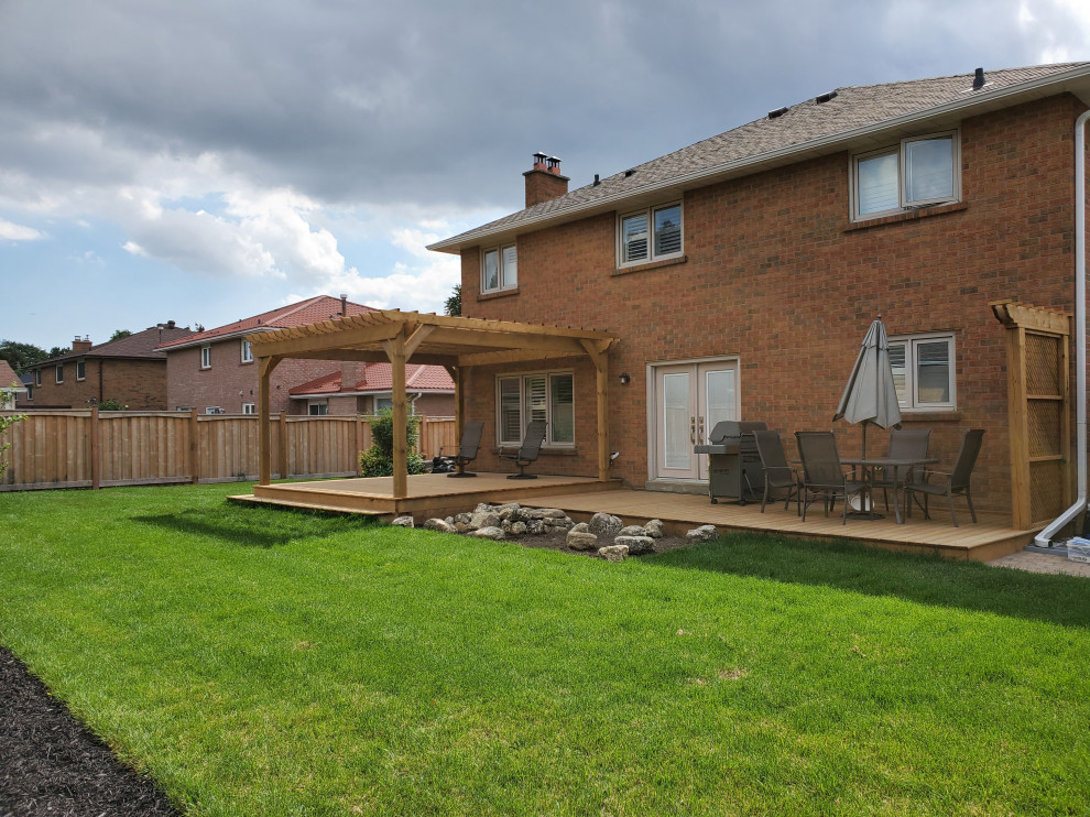 Inspiration for a transitional deck remodel in Toronto