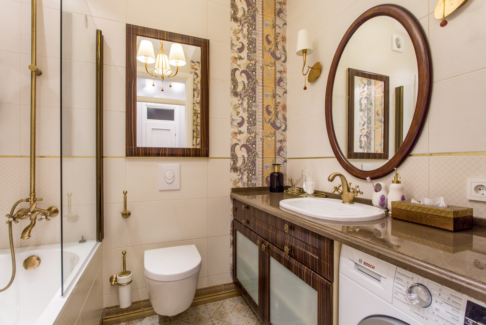 Белое, черное и яркие тона - реализованный проект квартиры в Москве.