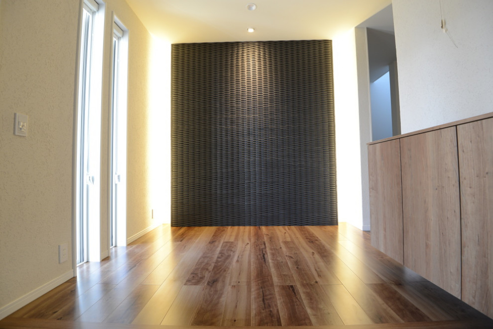 Idéer för en stor modern hall, med vita väggar, plywoodgolv, en enkeldörr, en svart dörr och brunt golv