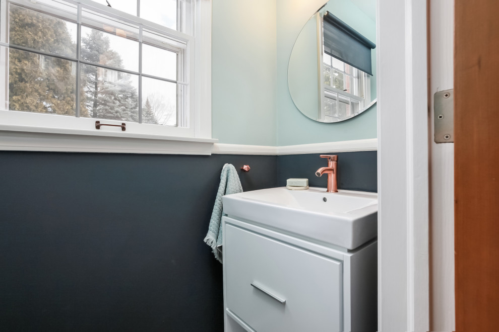 Idée de décoration pour un petit WC et toilettes vintage avec un placard avec porte à panneau encastré, des portes de placard blanches, WC séparés, un mur bleu, un sol en vinyl, un lavabo intégré, un sol blanc, un plan de toilette blanc et meuble-lavabo suspendu.