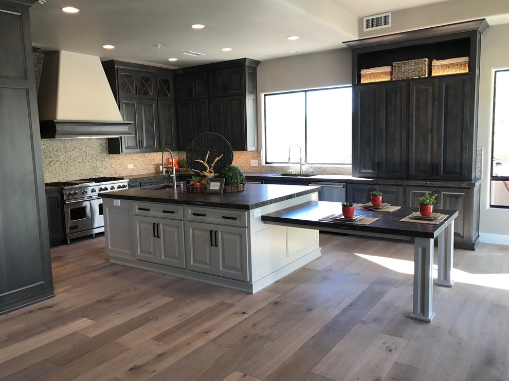 Transitional kitchen photo in Phoenix