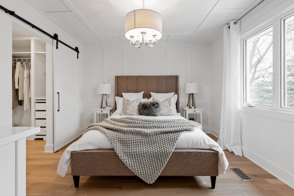 モントリオールにある中くらいなカントリー風のおしゃれな主寝室 (白い壁、淡色無垢フローリング、茶色い床、パネル壁) のレイアウト