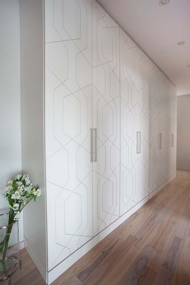 Художественная фрезеровка на фасадах 4-х метрового шкафа.