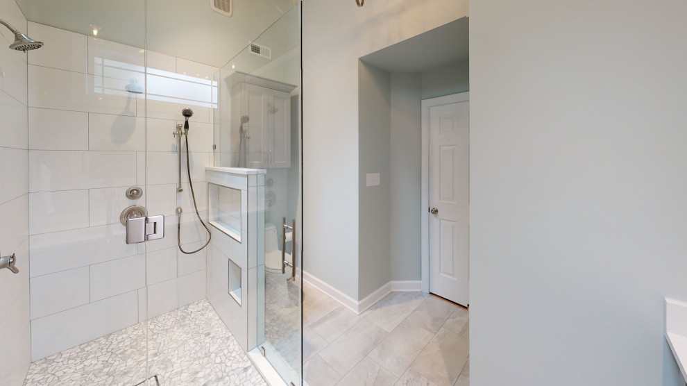 На фото: маленькая главная ванная комната в стиле модернизм с фасадами в стиле шейкер, белыми фасадами, унитазом-моноблоком, белой плиткой, галечной плиткой, зелеными стенами, полом из керамогранита, врезной раковиной, столешницей из искусственного кварца, серым полом, душем с распашными дверями, белой столешницей, нишей, тумбой под две раковины и встроенной тумбой для на участке и в саду