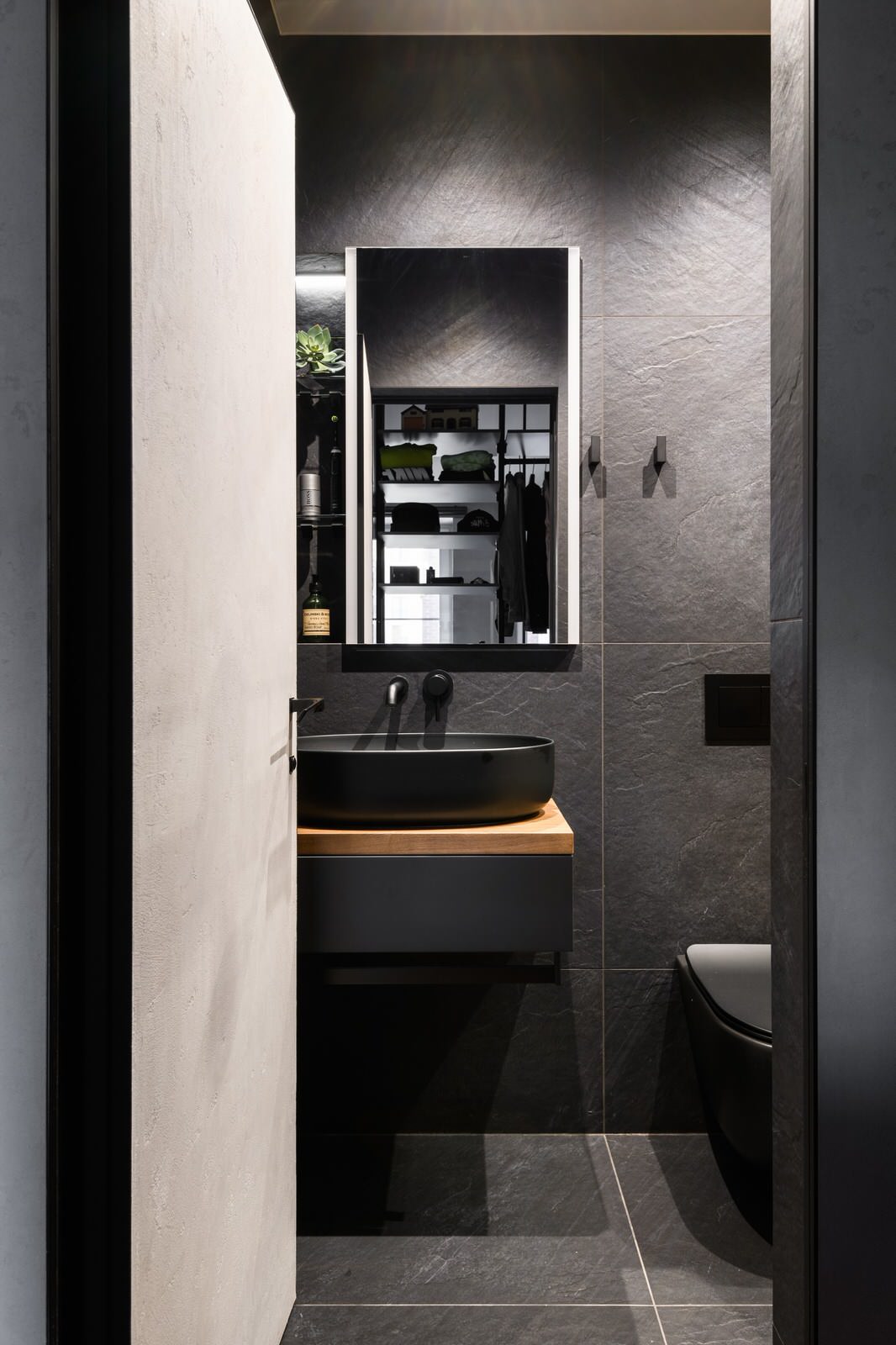 Трехкомнатная квартира с санузлом при спальне