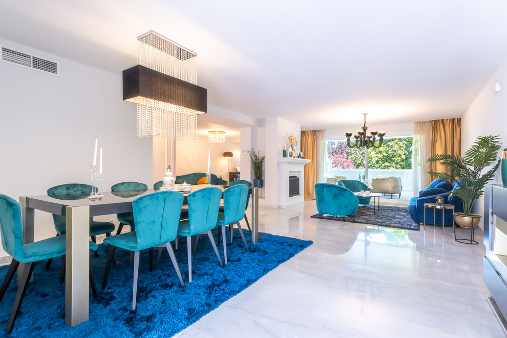 Diseño de comedor tradicional renovado grande con paredes blancas