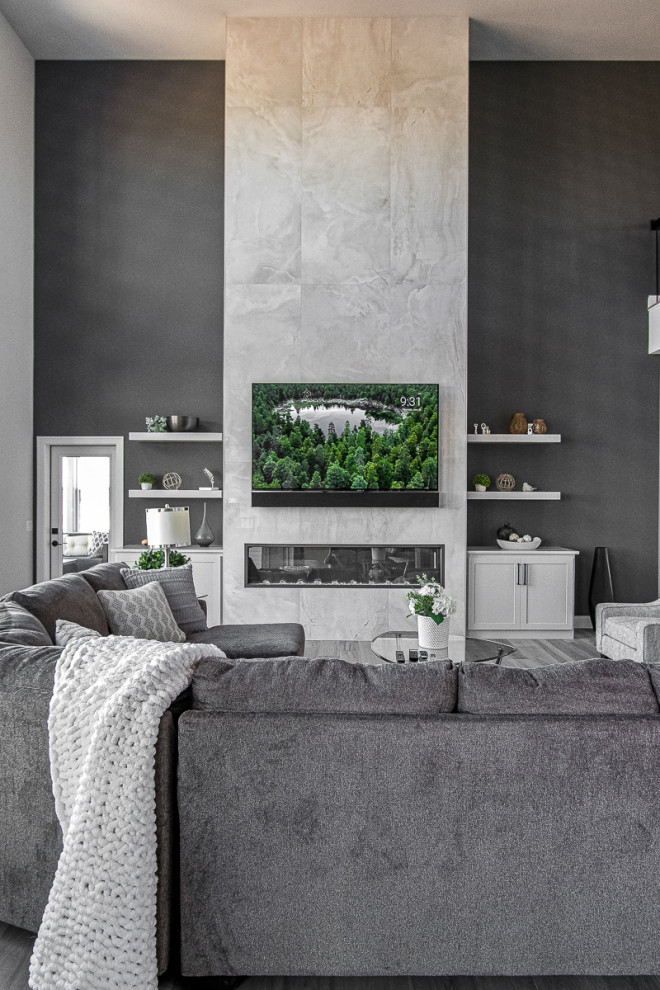 Свежая идея для дизайна: гостиная комната в стиле неоклассика (современная классика) с горизонтальным камином, фасадом камина из плитки и телевизором на стене - отличное фото интерьера