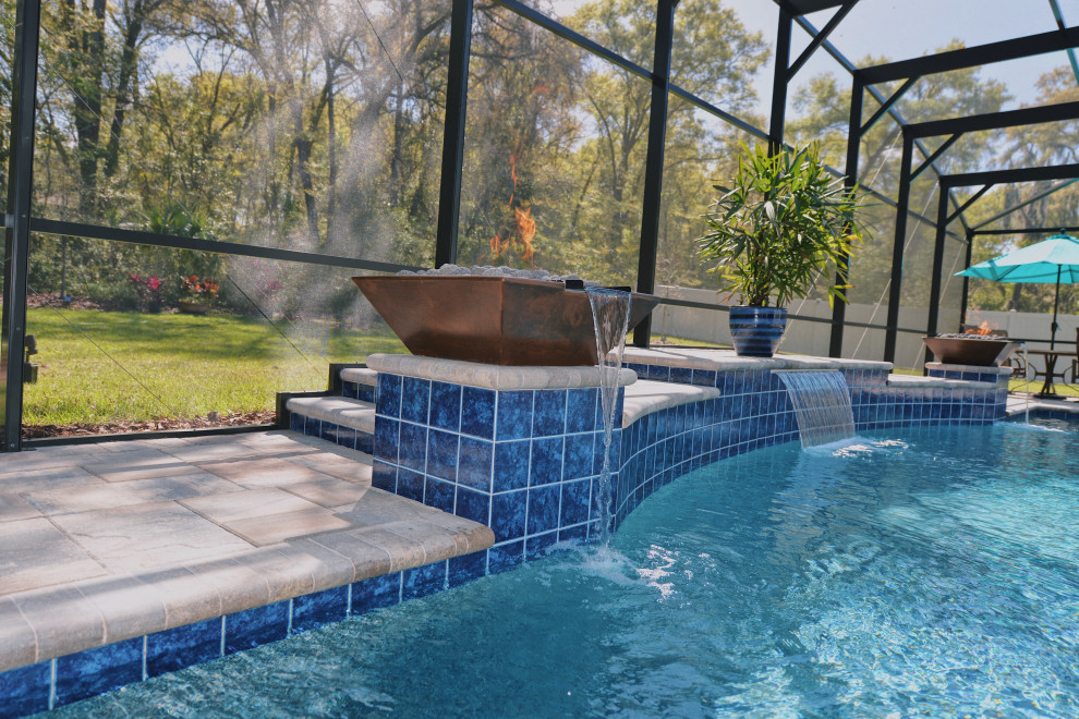 Свежая идея для дизайна: прямоугольный бассейн среднего размера на заднем дворе в стиле рустика с мощением клинкерной брусчаткой - отличное фото интерьера