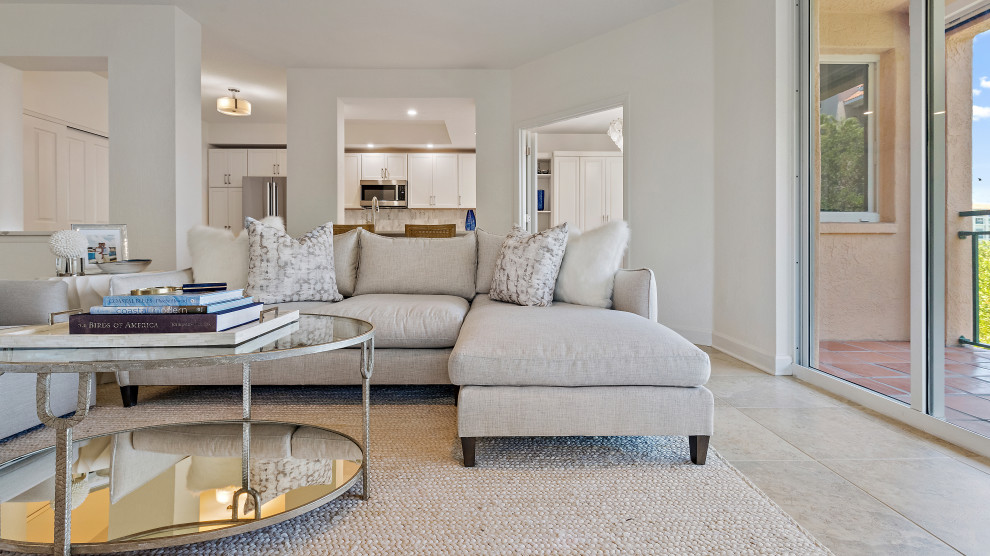 Immagine di un soggiorno stile marinaro di medie dimensioni e aperto con pareti bianche, pavimento in gres porcellanato e pavimento beige