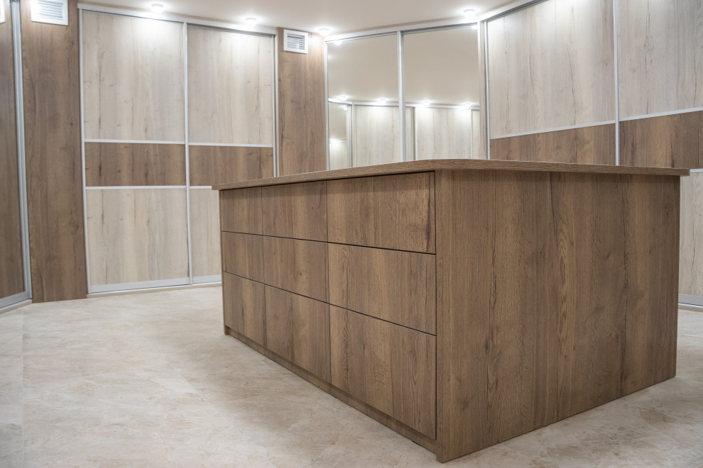 Гардеробная комната на цокольном этаже