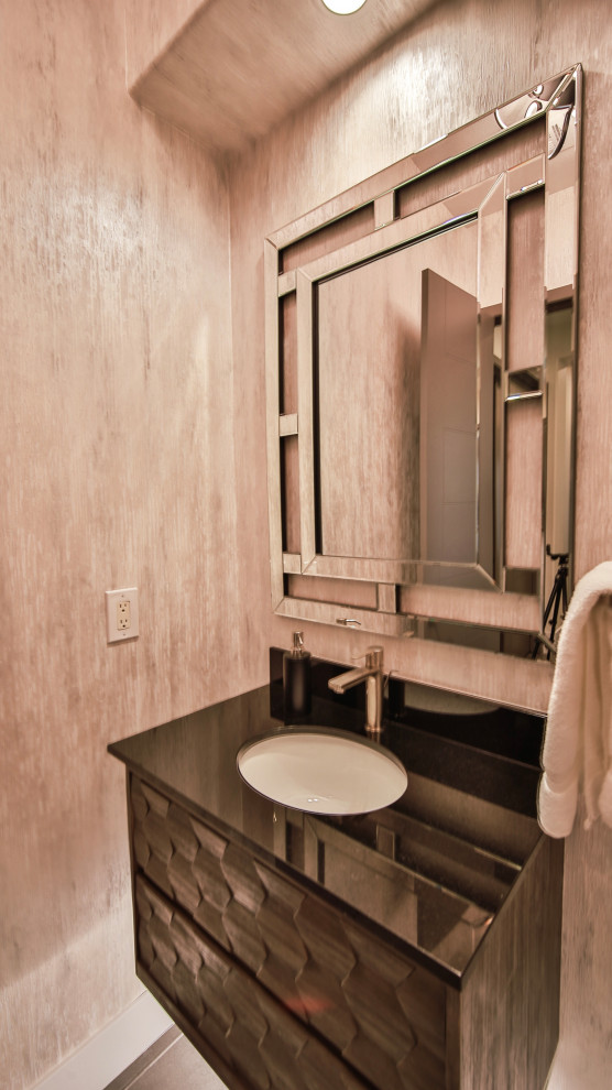 Imagen de aseo flotante contemporáneo con puertas de armario marrones, sanitario de una pieza, paredes beige, suelo gris, encimeras negras y papel pintado