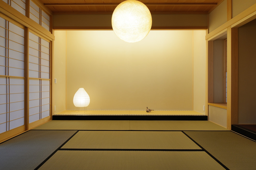 Réalisation d'une grande salle de séjour ouverte avec un mur beige, un sol de tatami, un poêle à bois, un manteau de cheminée en béton, aucun téléviseur, un sol vert, un plafond en bois et du papier peint.