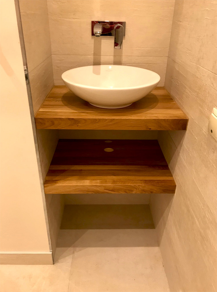 Полочки из дуба в санузел. Раковина Villeroy & Boch.