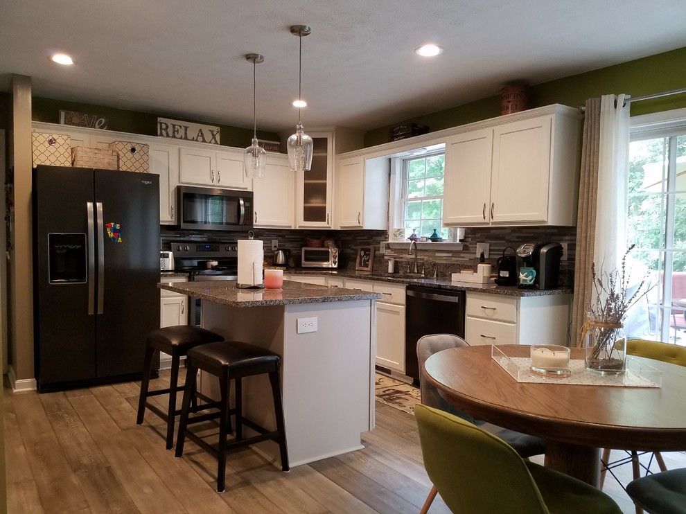 Eat-in kitchen - mid-sized transitional l-shaped medium tone wood floor and gray floor eat-in kitchen idea with an undermount sink, shaker cabinets, white cabinets, granite countertops, multicolored backsplash, ceramic backsplash, colored appliances, an island and multicolored countertops