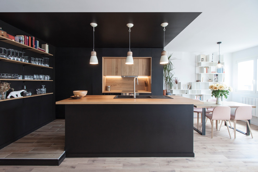 Inspiration for a mid-sized contemporary l-shaped eat-in kitchen in Nantes with an undermount sink, wood benchtops, brown splashback, timber splashback, light hardwood floors and with island.