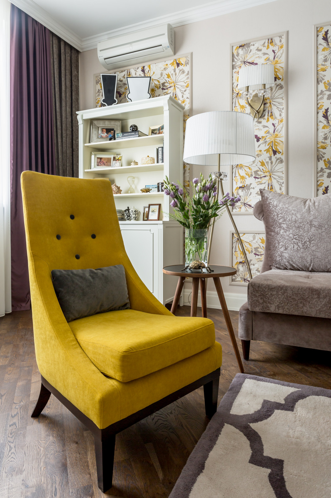 Белое, черное и яркие тона - реализованный проект квартиры в Москве.