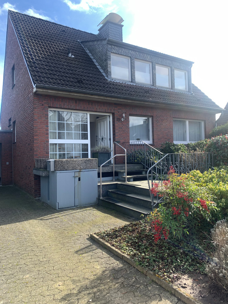 Modernisierung Einfamilienhaus mit Erweiterung der Gauben und  Fensteraufteilung